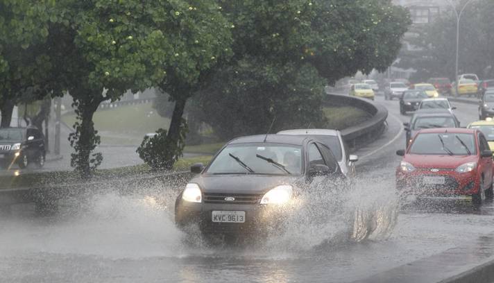 se-alaga-o-motor-do-carro-me-cobre-o-seguro